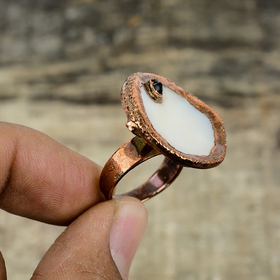 Anillo de compromiso electroformado apilable de cobre con piedra madreperla de ónix negro Foto 4 de 4