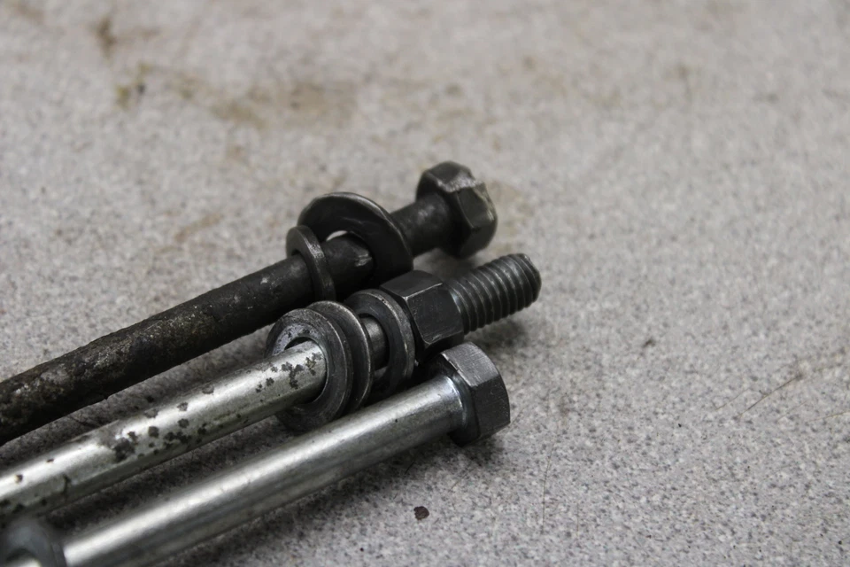 Suzuki T125 Stinger 1969 pernos de montaje del motor accesorios tornillos del motor M1-4557.pn Foto 2 de 4