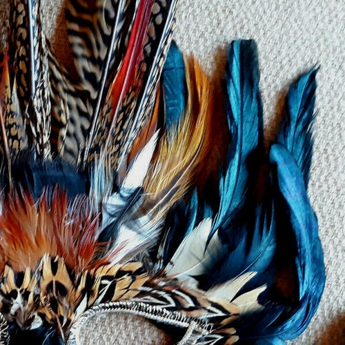 MÁSCARA DE PLUMA ALTA De colección años 80, ht. aproximadamente 26", marrón/negro/rojo NUEVO SIN ETIQUETAS - Imagen 5 de 9