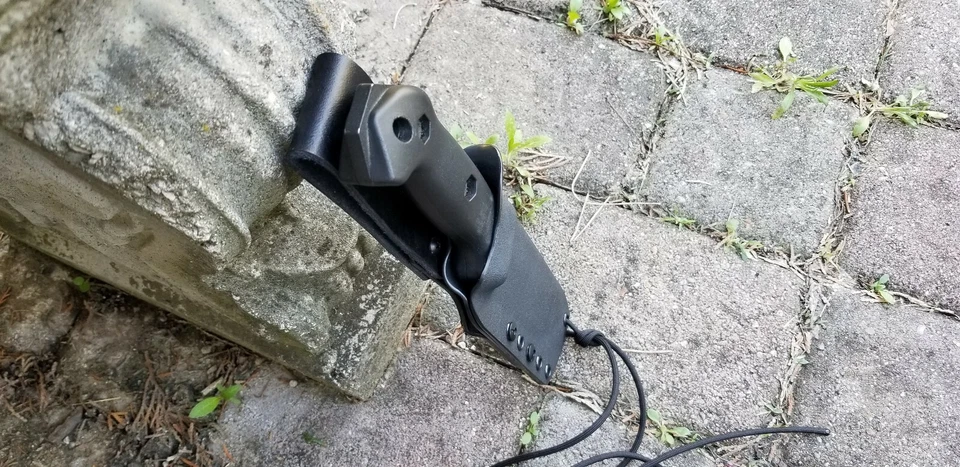 Funda Kydex personalizada para el cuchillo BK2 con accesorio de cinturón de caída de cuero desplazado Foto 4 de 4