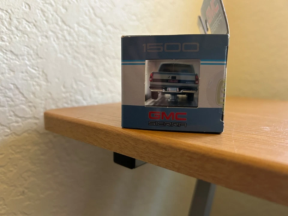 M2 1:64 1988 GMC Sierra 1500 pickup truck ~ S118 - Image 4 of 4