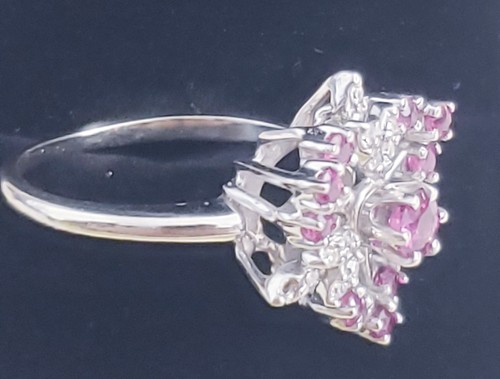 Anello cocktail vintage in oro bianco 14 kt con rubini e diamanti - Foto 3 di 11