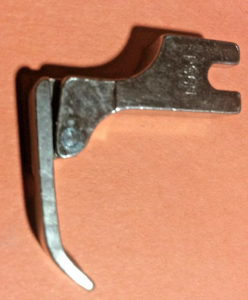 Prensatelas de cable de vástago alto pie con bisagras derechas aguja única se adapta a máquinas de coser Foto 4 de 4