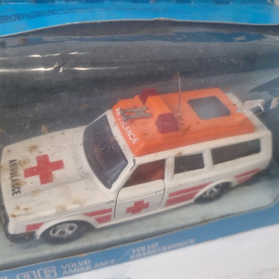 Ambulancia Volvo Matchbox Superkings K-96 de colección de los años 80 en caja Foto 4 de 4