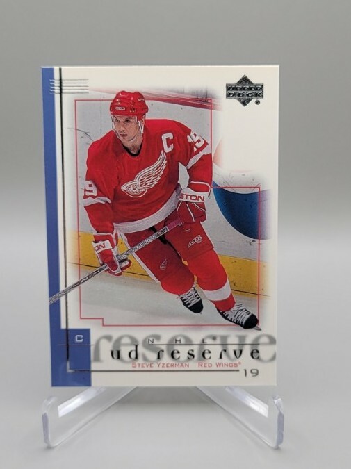 2000-01 UD Reserve Hockey #32 Steve Yzerman Detroit Red Wings HOF