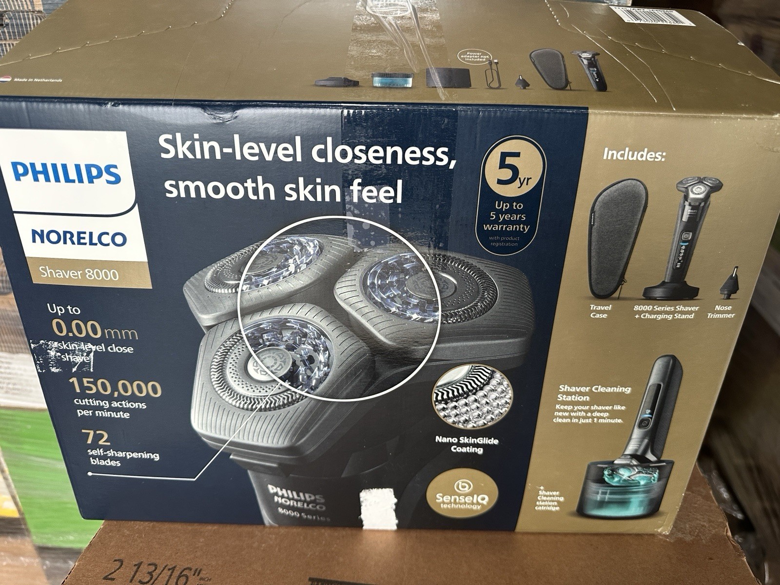 8000 Series Electric Razor + Washing Station