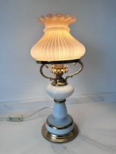 Petroleumlampe elektrisch Glasschirm rosa, Glasfuß weiß Messing 34 cm 70er Jahre