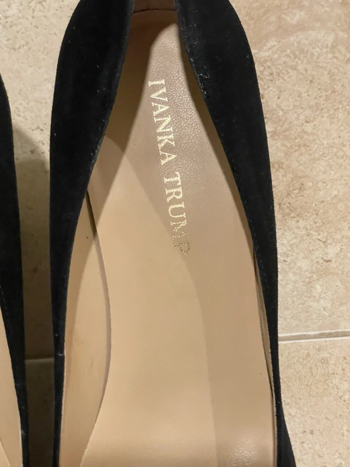 Zapatos de salón Ivanka Trump de gamuza negra y charol con tacón ancho Foto 2 de 4