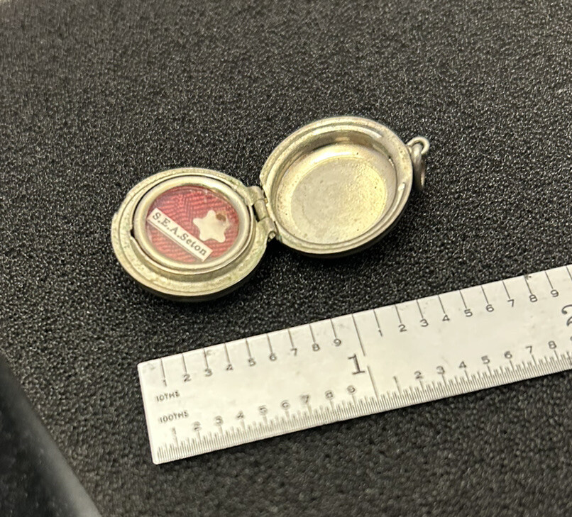 ✝ Relicario Reliquia S.E.A. Seton - Medallón plegable plateado.