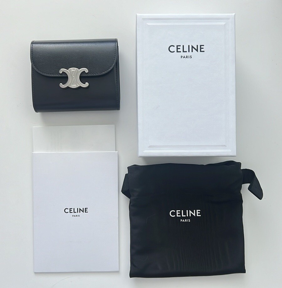折りたたみ財布 CELINE SMALL WALLET TRIOMPHE IN SHINY CALFSKIN CELINE Small Wallet Triomphe Shiny Calf Tri-fold wallet