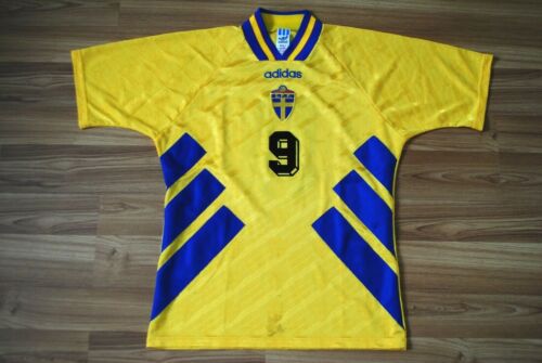 #9 TOMAS BROLIN SWEDEN HOME FOOTBALL SHIRT 1994-1995-1996 JERSEY SIZE MEDIUM VTG - Picture 1 of 10