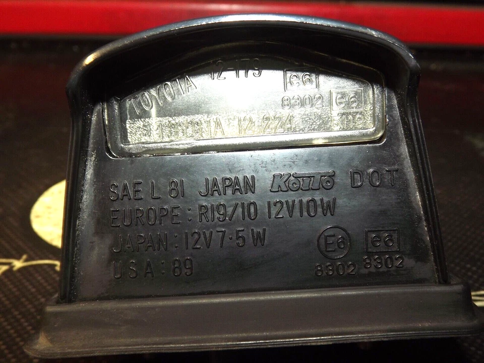 (1) OEM 88-91 Toyota Corolla AE92 SR5 Coupe rear license plate light assembly - Image 3 of 4