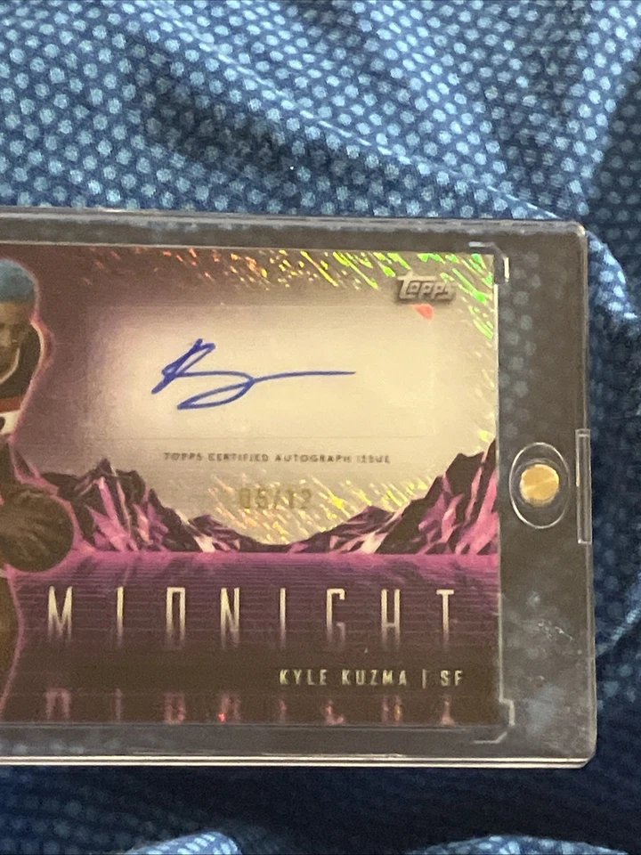 2023-24 Topps Midnight Horizon Signatures Kyle Kuzma #HS-KK Midnight/12 (AU) Foto 2 de 4