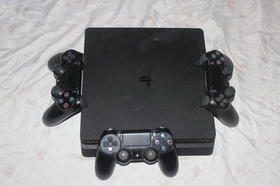 PlayStation 4 slim 1tb With 3 Sony DualShock 4 Controllers