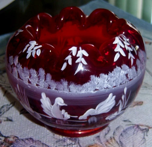 FENTON VINTAGE MARY GREGORY CRNBERRY GLASS ROSE BOWL "THE SWANS" - c. 1983