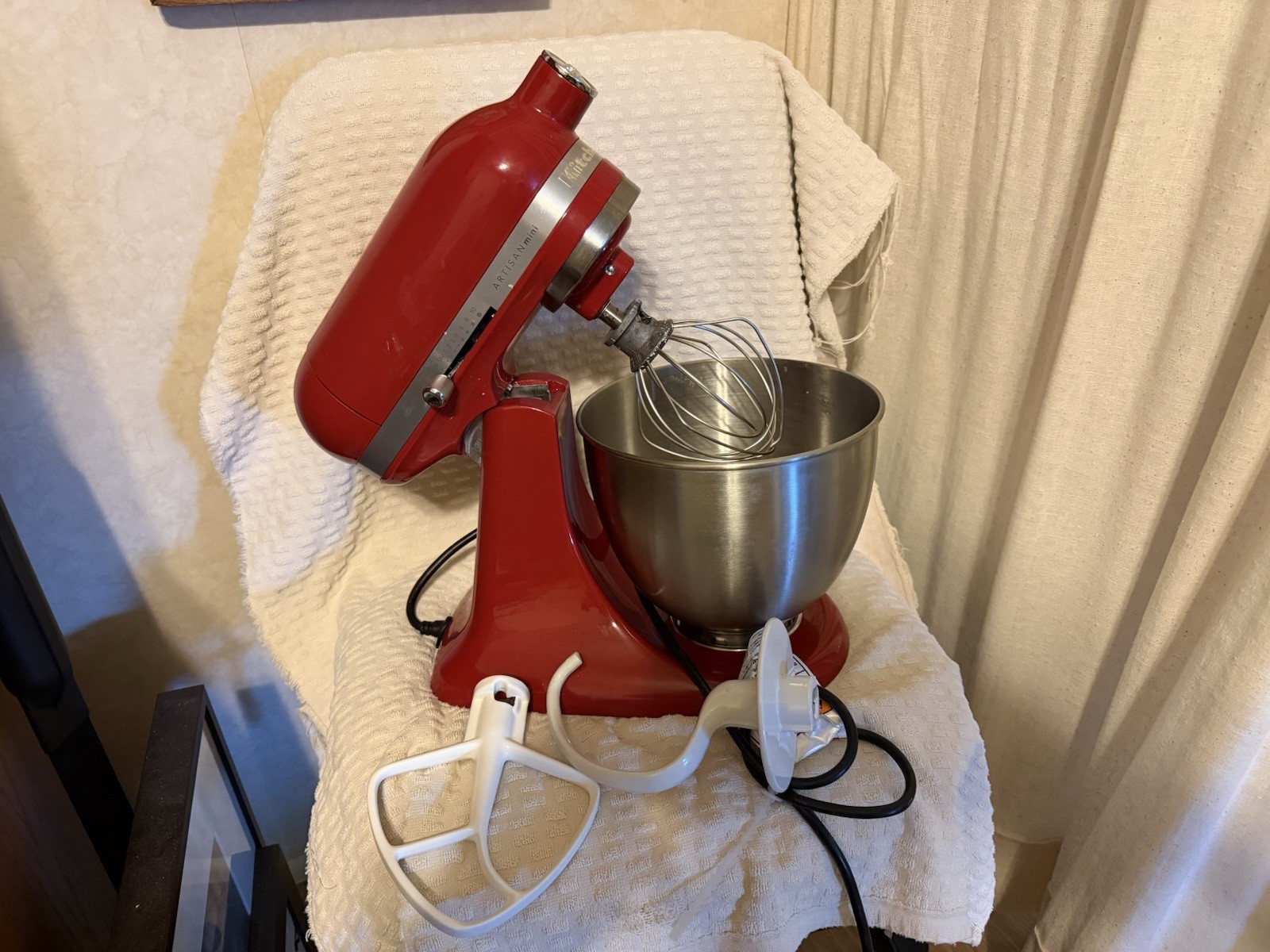 kitchenaid artisan mini 3.5qt stand mixer In Hot Sauce Red