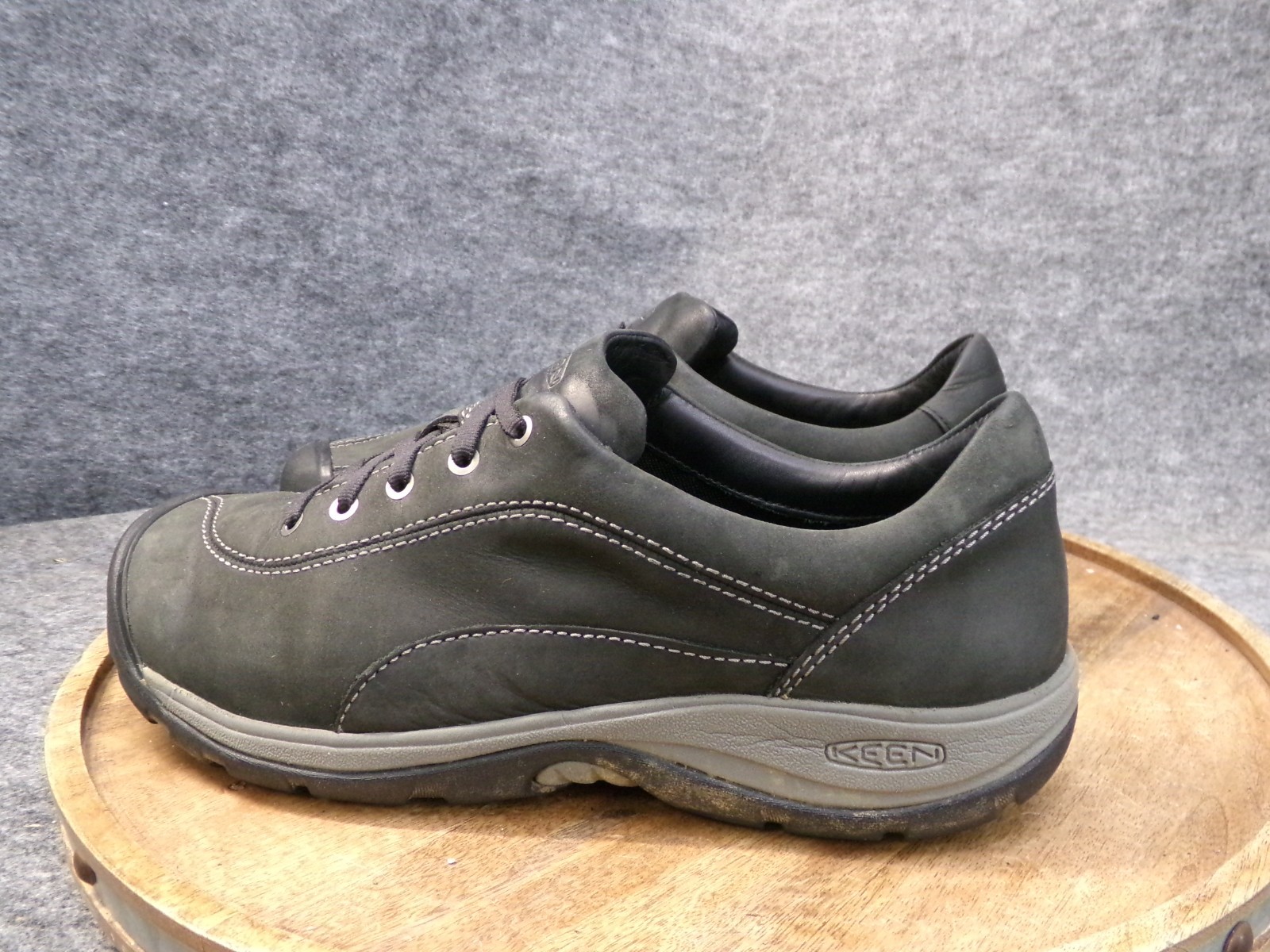 Scarpe sneakers basse casual KEEN Presidio II in pelle nera da donna taglia 11 US