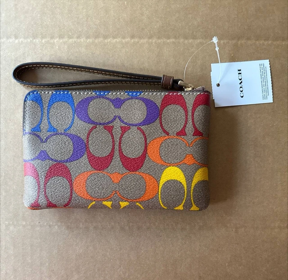 Muñequera Coach con cremallera en esquina nueva con etiquetas color caqui arco iris exclusivo C9945 🌈 Foto 3 de 3