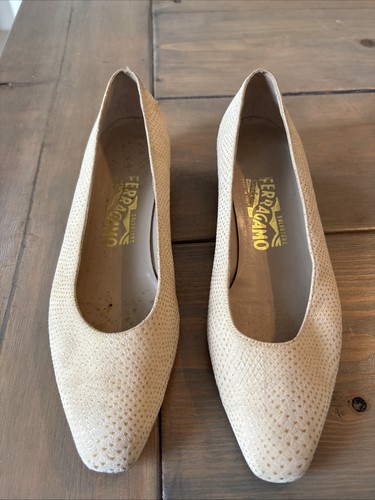 Salvatore Ferragamo Women's Vintage Beige Leather Low Heel Pumps Size 8 1/2 / 39