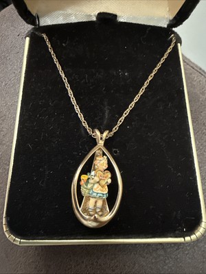 Hummel Goebel ''GIRL WITH Heart'' Valentine Collectors Club Necklace Pendant VDay