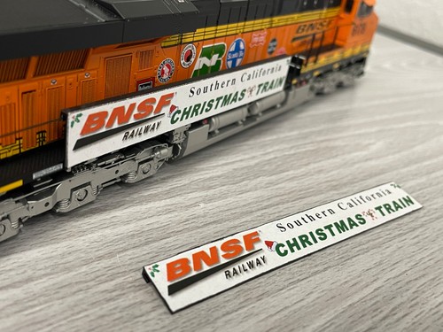 Custom HO Scale 3D Printed Part Locomotive Banner for Handrails - BNSF Christmas - 第 9/11 張圖片