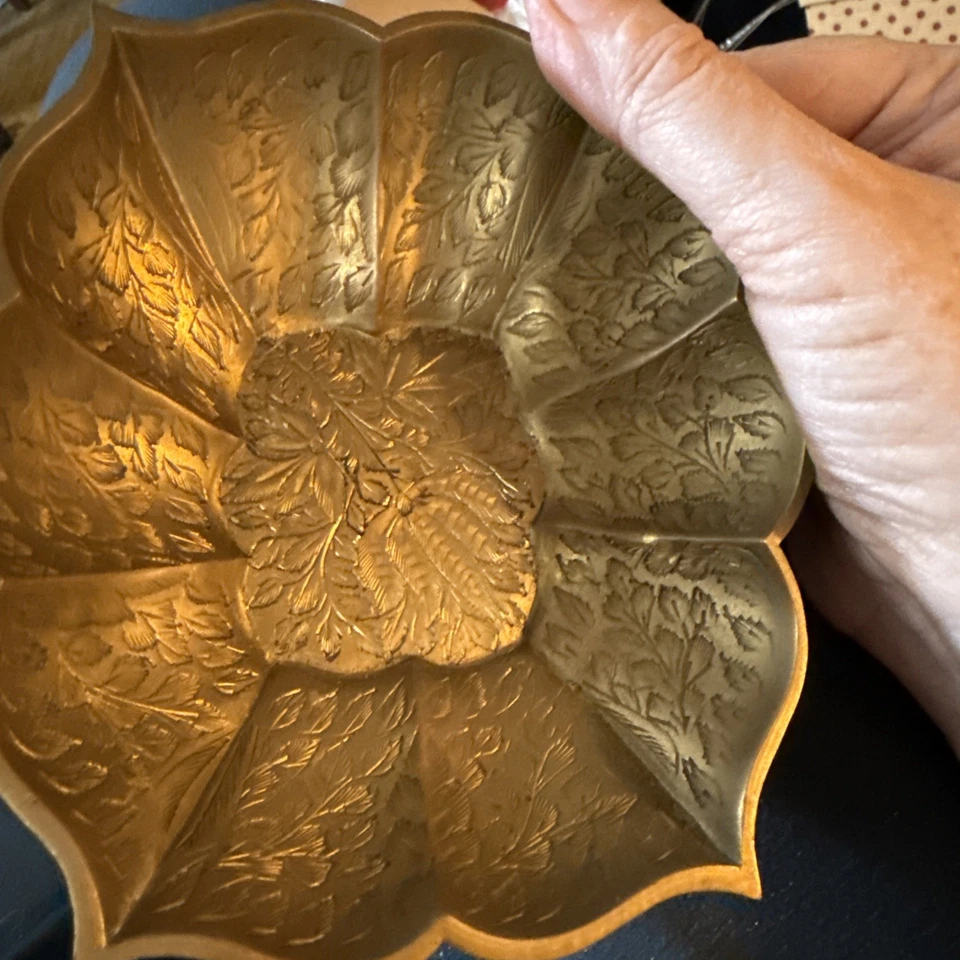 Cuenco vintage con patas de latón hecho en la India grabado floral  Foto 4 de 4