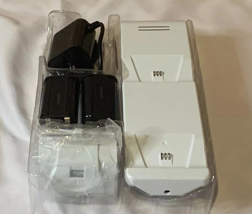 PDP Gaming METAVOLT Dual Charging 049-009-NA-WH for 2 Xbox Controllers - Image 4 of 4