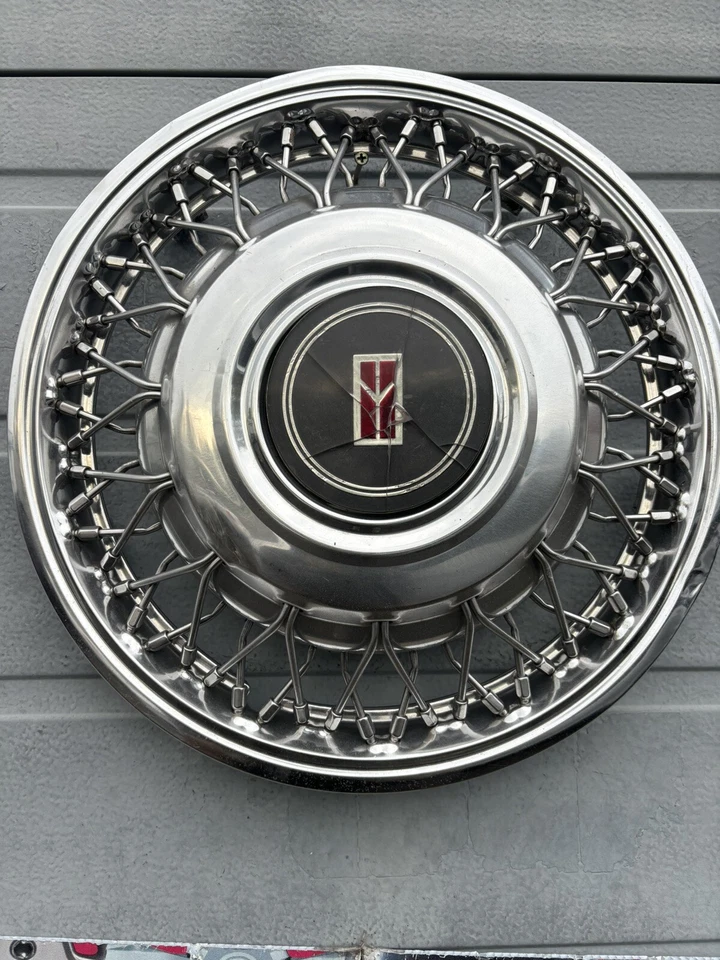 1986-89 Oldsmobile Delta 88 Fwd Spoked 14” calota usada 1 fabricante de equipamento original rara boa - Imagem 2 de 4