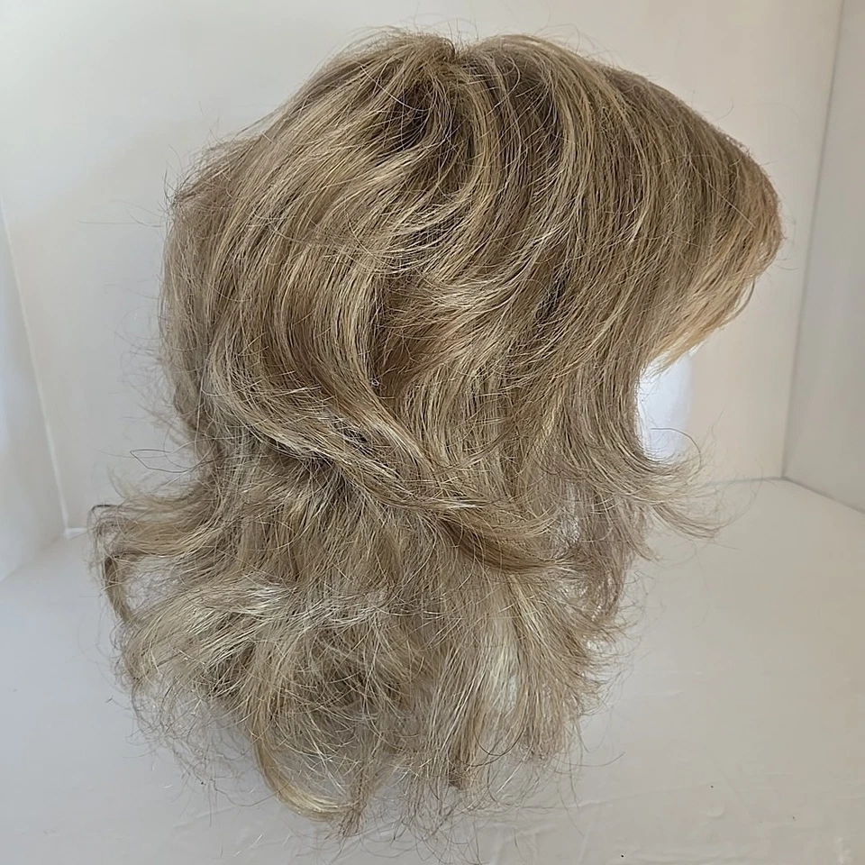 Peluca Estetica Designs para mujer rubia mediana ajustable Foto 2 de 4