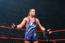 Rob Van Dam mira durante Monday Night RAW en Freeman Colise - Foto de lucha libre