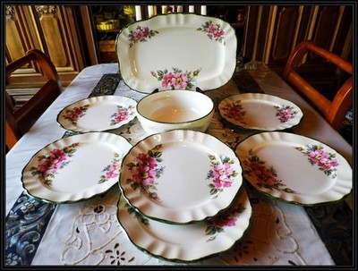 Essservice von Pagnossin Earthenware Treviso, Italien dekoriert mit rosa Blumen
