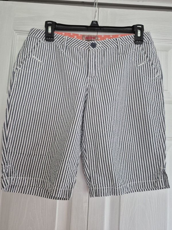 JUNIOR GIRLS BLUE & WHITE STRIPED SHORTS. SIZE 7  BY NO BOUNDRIES . FLAT FRONT 