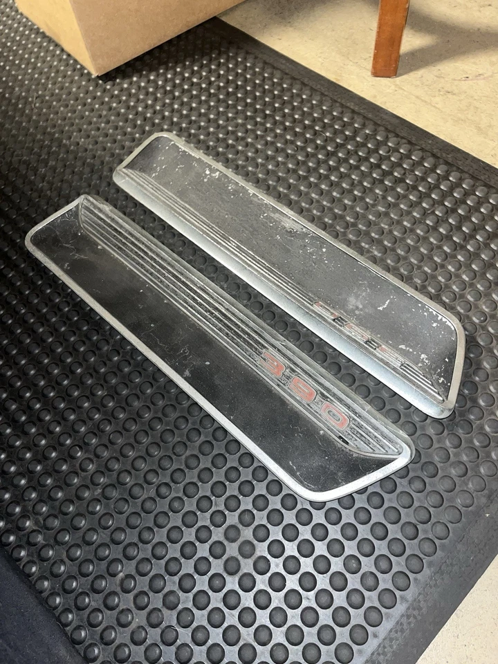 Ford Fairlane 390 1966 inserciones de capó Foto 3 de 4