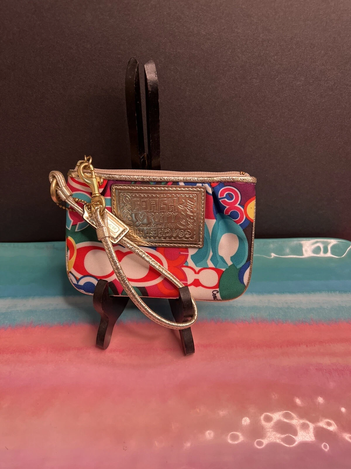 Coach Poppy pochette da polso piccola logo multicolore molto pulita.