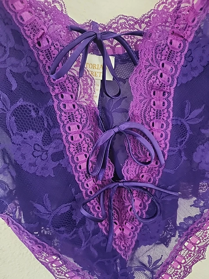 Body de peluche Victoria's Secret vintage de encaje púrpura etiqueta dorada una pieza M Foto 2 de 4