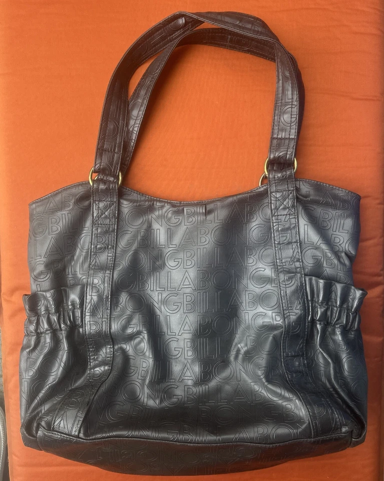 Cartera grande Billabong de moda de cuero sintético Y2K 15” W x 12” H portavasos Boho AA Foto 2 de 4