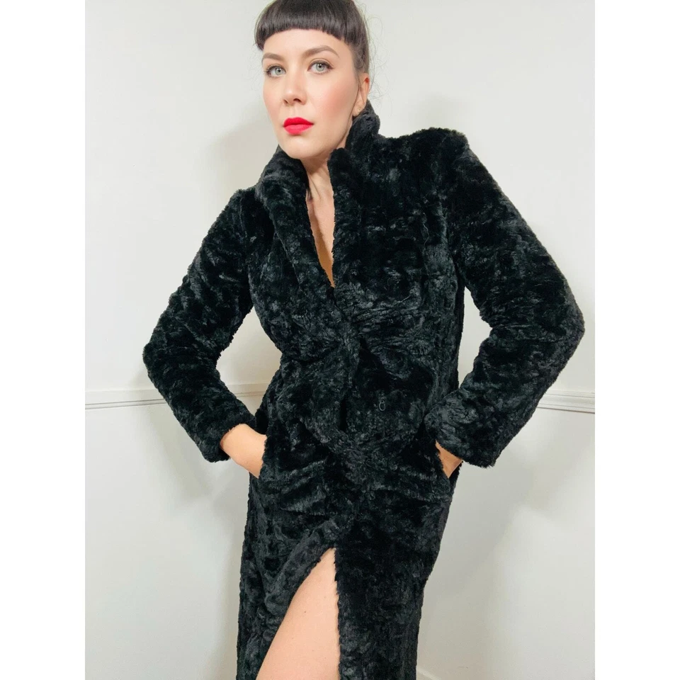 Maxi abrigo pequeño Y2K vintage negro de piel sintética de Betsey Johnson