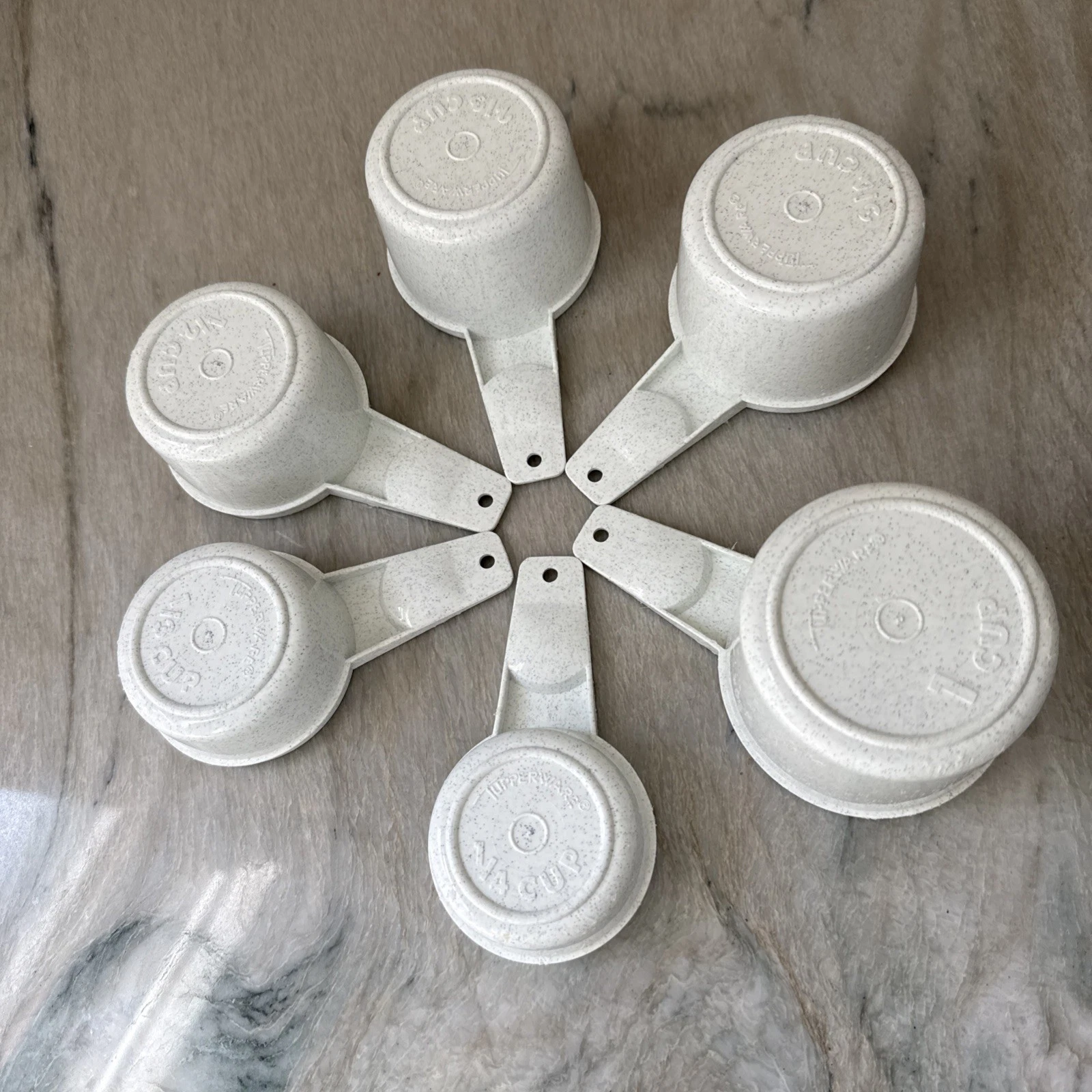 Lot of 6 Vintage Tupperware Measuring Cups White Speckled Fireworks * read