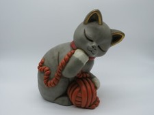 THUN, Vintage  "Gatto grigio  Rina con gomitolo" . Altezza  19,5 cm. Raro.
