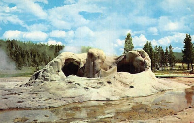 Postcard WY: Grotto Geyser, Yellowstone NP, Wyoming, Unposted