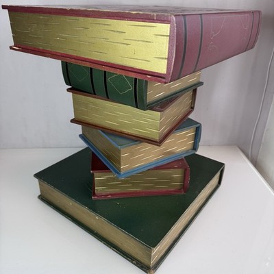 Bücherstapel Beistelltisch Lampe Pflanzenständer rustikale Optik bunt Bibliothek Arbeitszimmer