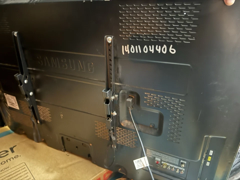 Samsung tv 34 inch, with remote, 720 HD, Used and in Good Condition HD - Image 2 of 2