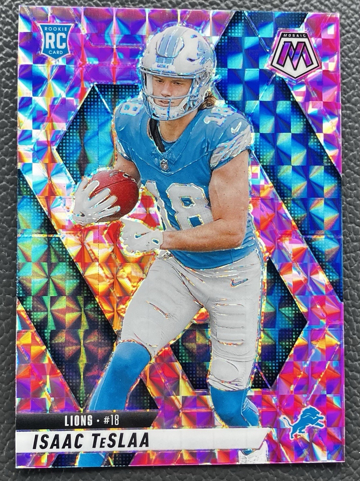 2025 Panini Mosaic Isaac Teslaa Pink Camo Rookie #319 RC