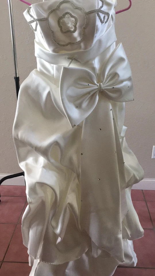 Elegant off shoulder women wedding dress. - Image 2 of 2