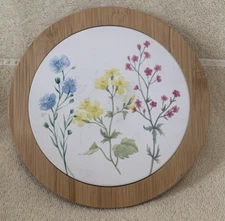 Old East Main Co MEADOW COTTAGE FLORAL Round Ceramic Tile Set In Wood Trivet-GUC