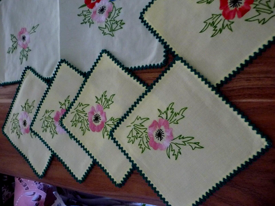 Linge ancien Centre de table + 11 Napperons  lin jaune brodés fleurs  ( ref 16 ) - Photo 2/4