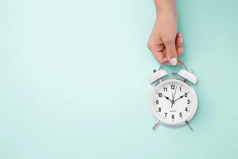 4-Inch Silent Quartz Twin Bell Alarm Clock - Vintage Decor for Heavy Sleepers - Image 4 of 4