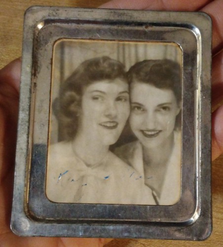 Fotomático 2 Jóvenes Adolescentes 1953 Marco de Lata Plateado De Colección Penny Arcade Cabina B & W - Imagen 8 de 8