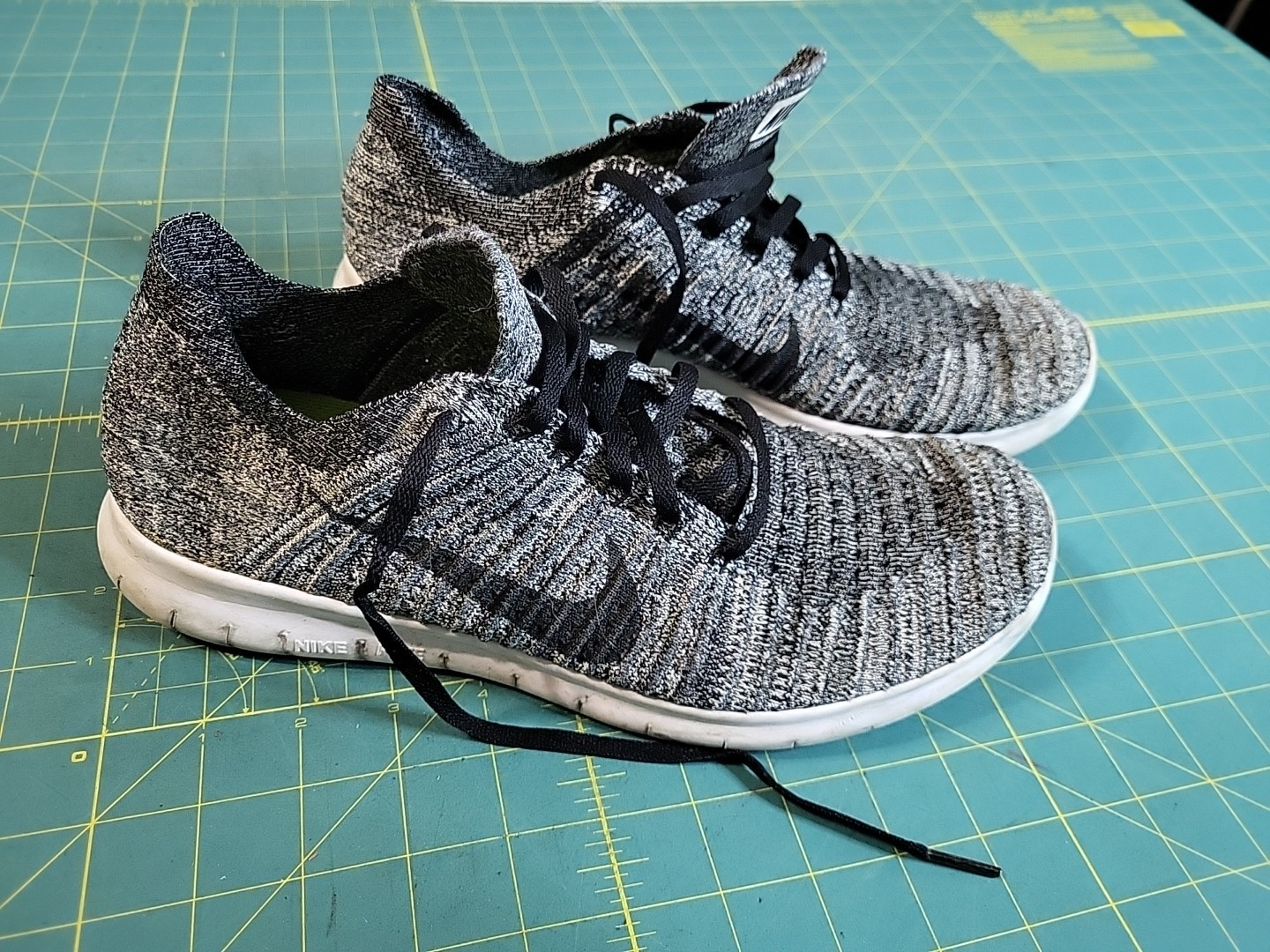 Nike Shoes Men Size 9 Flyknit RN Shoes OREO Running 831069-100 White Black Knit
