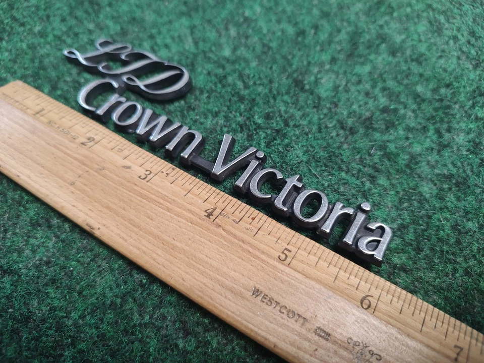 Placa de identificación de metal vintage LTD Crown Victoria emblema insignia adorno escritura Ford 4S3 Foto 2 de 4